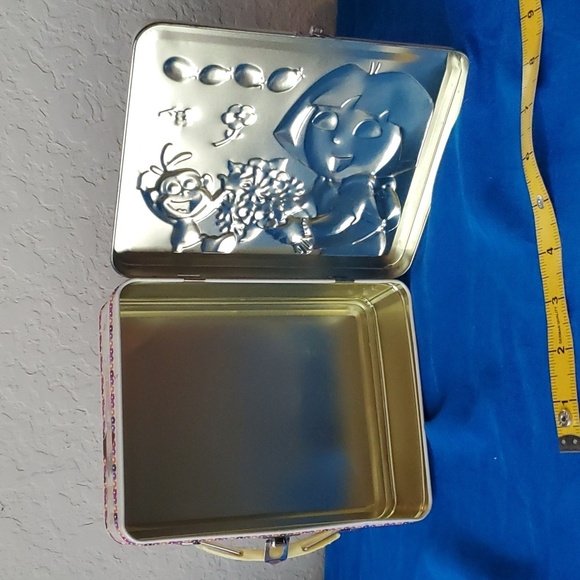 2005 Dora the Explorer tin box metal lunch box Beauty in Bloom - Picture 8 of 8